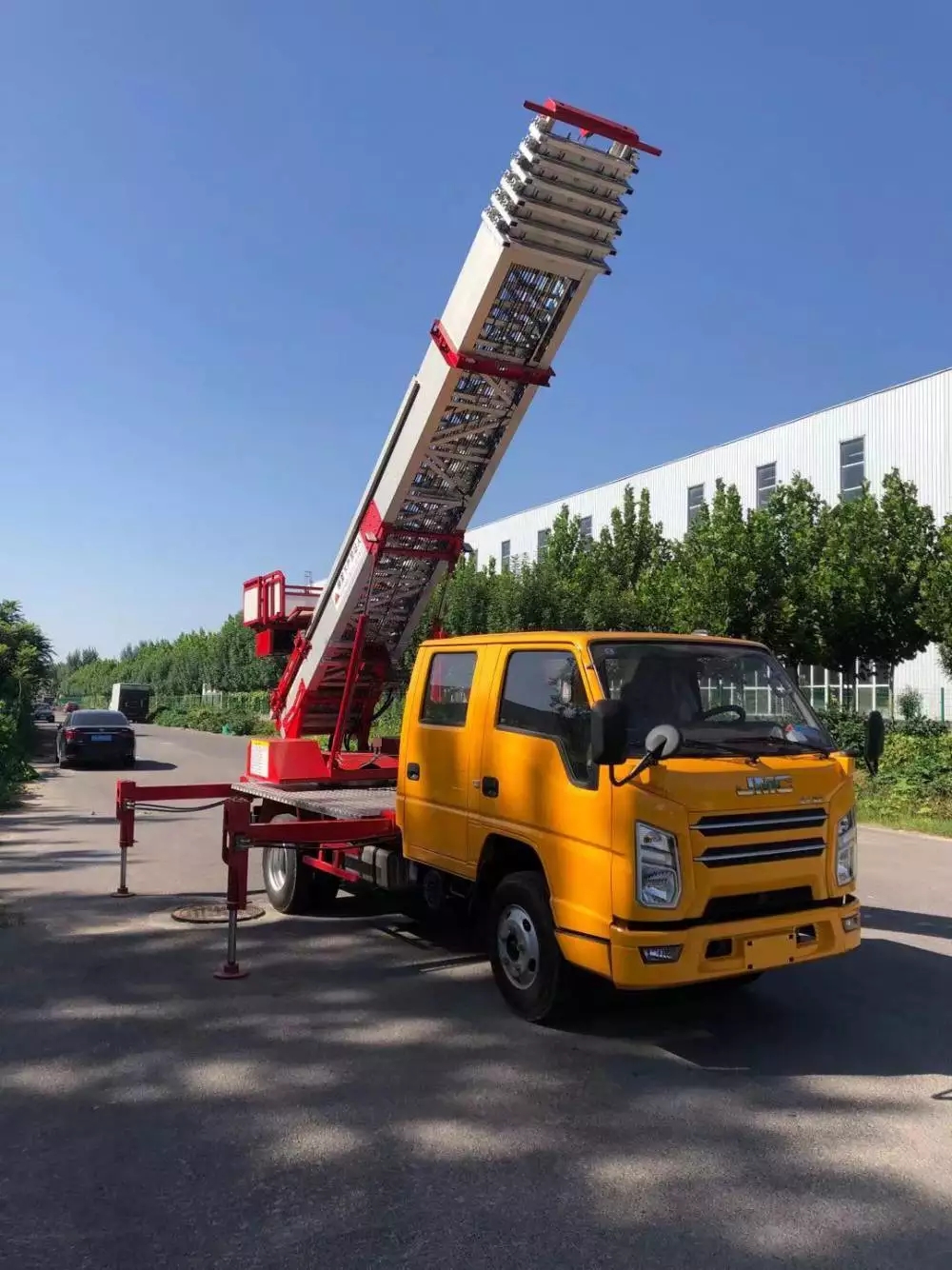 柳城附近的云梯车出租服务：轻松解决高空作业需求