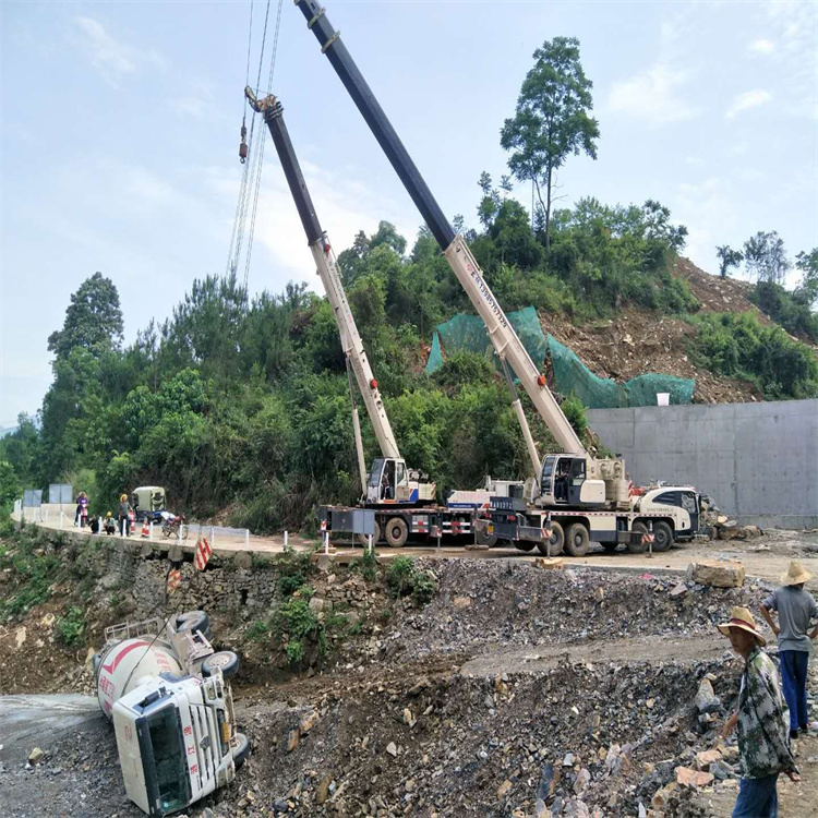 柳城汽车掉沟里叫吊车救援要多少钱